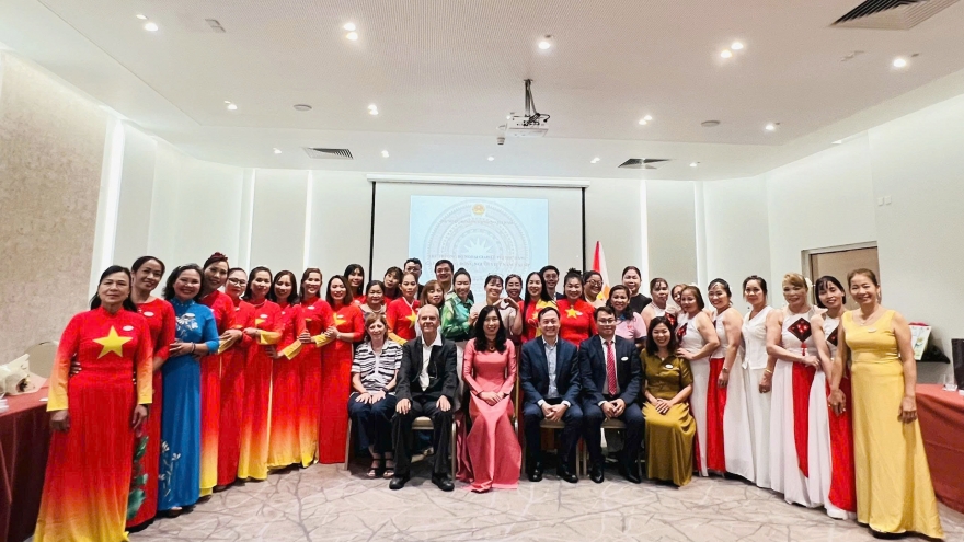 Thứ trưởng Ngoại giao Lê Thị Thu Hằng thăm cộng đồng người Việt tại Cộng hòa Síp