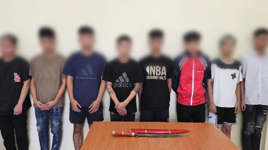 Học sinh cấp 3 kéo nhau đi gây rối, mang dao chém người đi đường ở Hà Nội