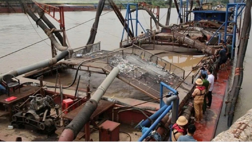 Khai thác cát trái phép, chủ tàu bị phạt 175 triệu và tịch thu phương tiện 4,6 tỷ