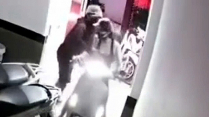 Điều tra vụ sàm sỡ, giật túi xách 1 cô gái tại chung cư mini ở Hà Nội