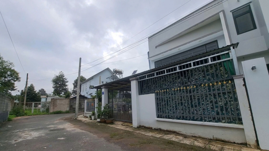 “Lỡ tay" xây nhà trên đất người khác ở TP.HCM, hàng xóm phải thuê người di dời