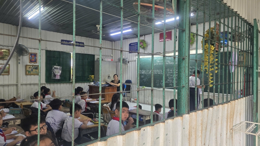 Cô trò "toát mồ hôi" trong lớp học bằng tôn tại TP.HCM