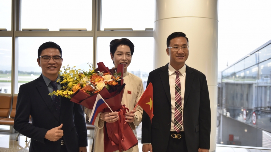 Đức Phúc về nước trong vòng tay chào đón của người thân và người hâm mộ