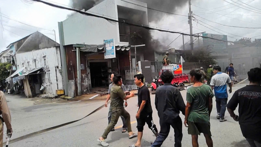 Cháy lớn tại bãi giữ xe ở TP.HCM