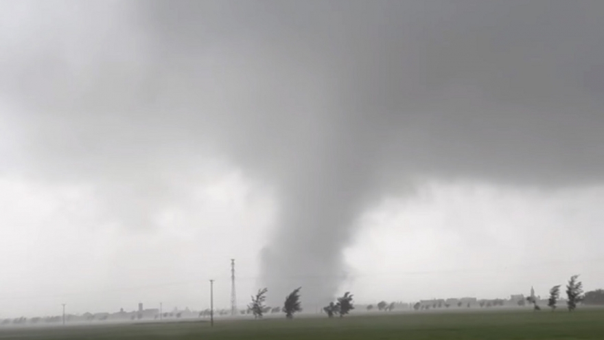 Vòi rồng kinh hoàng ở Ninh Bình làm 1 người chết, hàng loạt nhà cửa tan hoang