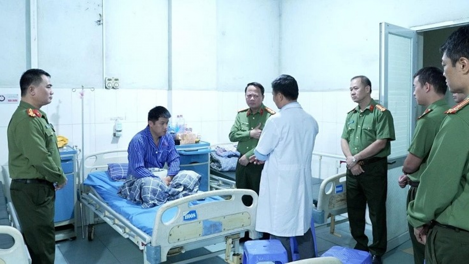 Lạng Sơn: Đại úy công an bị thương khi khống chế kẻ cầm dao đe dọa dân