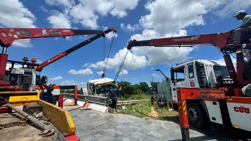 Đã trục vớt xe tải mất lái cắm đầu xuống sông ở Lâm Đồng