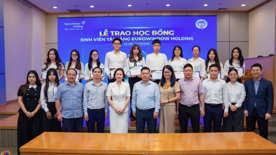 Eurowindow Holding tiếp sức hành trình chinh phục tri thức cho sinh viên tài năng