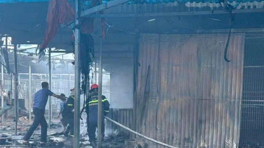 Cháy chợ Rồng tại Hải Phòng, nhiều ki ốt quần áo bị thiêu rụi