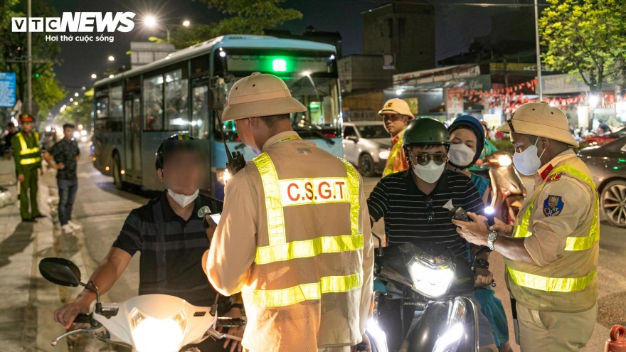 Tài xế giả vờ mất trí khi bị CSGT Hà Nội phát hiện có nồng độ cồn cao