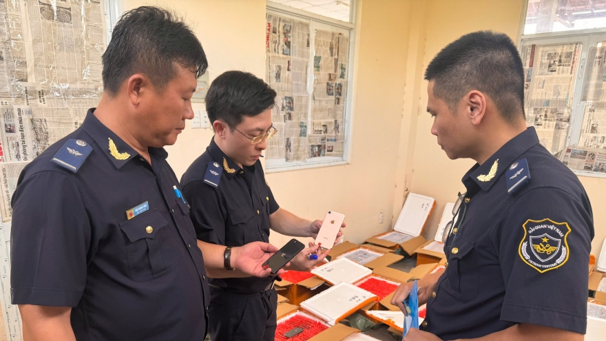 Thu giữ gần 5.000 điện thoại di động và 2.550 giày trẻ em nghi vi phạm sở hữu trí tuệ