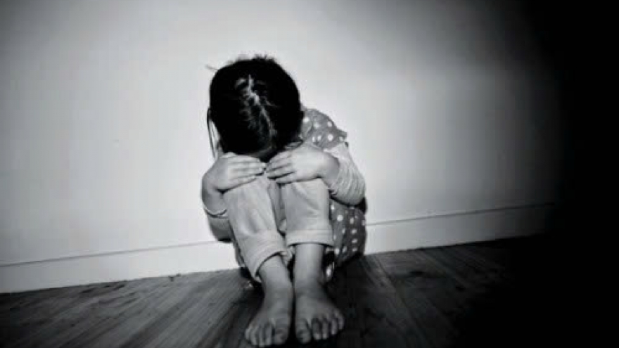 Nóng 24h: Mẹ ruột cùng bạn trai bị bắt vì hành hạ bé gái 9 tuổi thương tích nặng