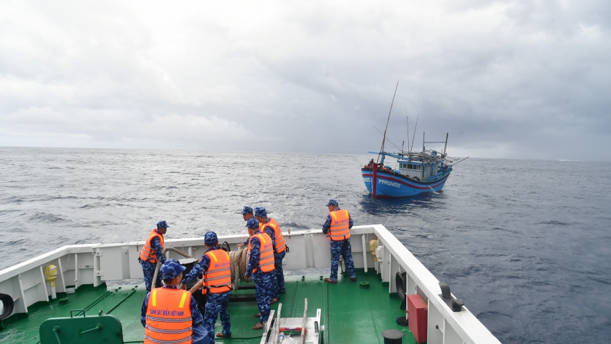 Tàu 369 Cảnh sát biển kịp thời cứu tàu cá bị nạn trên vùng biển Trường Sa