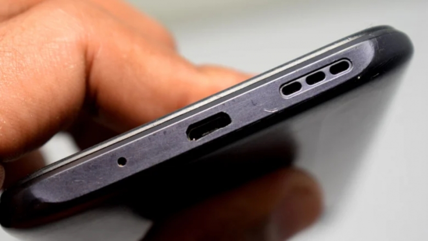 Lỗ nhỏ cạnh cổng sạc điện thoại có tác dụng ít ai ngờ