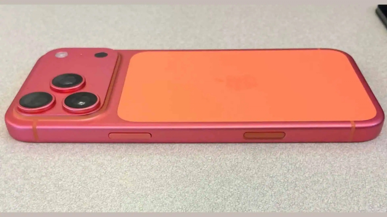 iPhone 17 Pro Max màu cam bỗng nhiên biến thành màu hồng?