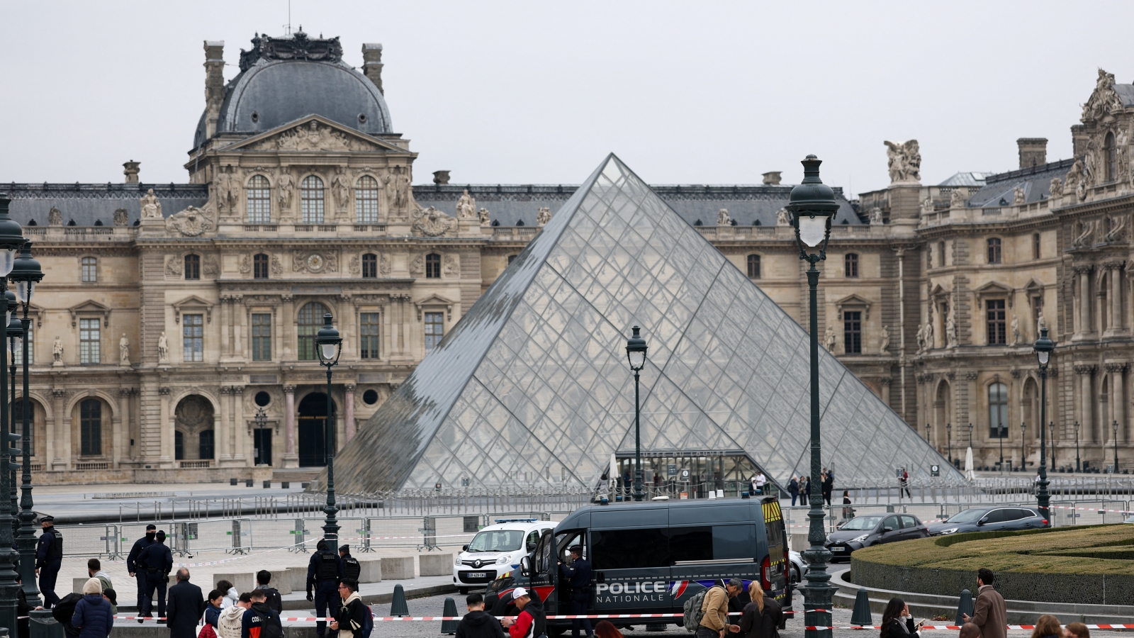 Tổng thống Pháp: Vụ trộm tại bảo tàng Louvre là “cuộc tấn công vào di sản quốc gia”