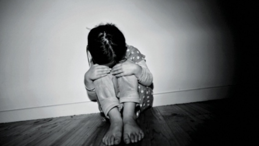 Tạm giữ mẹ ruột và bạn trai vì hành hạ bé gái 9 tuổi ở TP.HCM