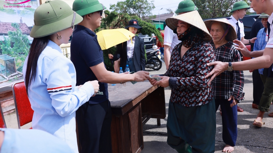 Vợ chồng Mailisa - Hoàng Kim Khánh cứu trợ miền Trung 5 tỷ sau cơn bão số 10