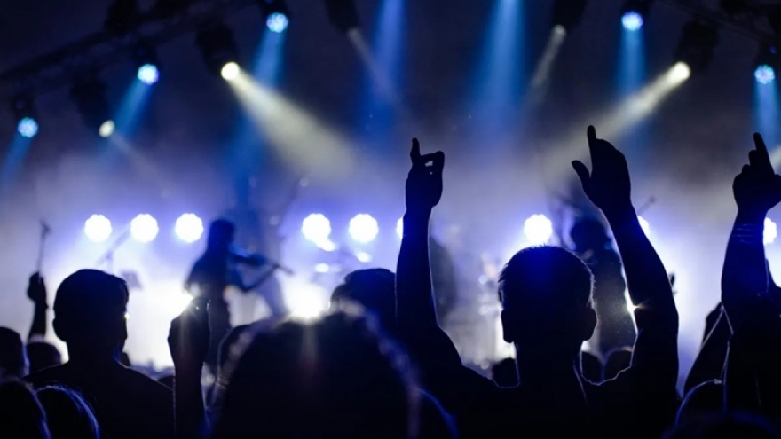 Vì sao nhạc dung tục, phản cảm vẫn tràn lan?