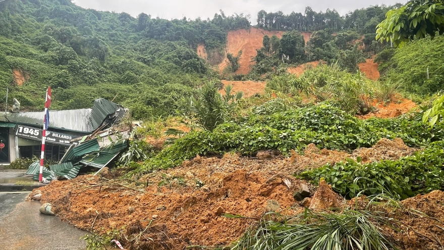 Sạt lở nghiêm trọng tại Lào Cai, 3 hộ dân phải sơ tán, Quốc lộ 70 tê liệt