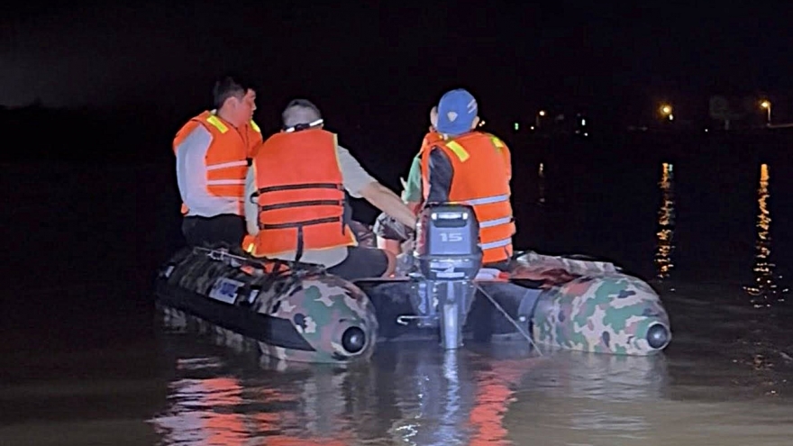 Tìm kiếm 3 bố con nghi nhảy từ cầu Bến Thủy xuống sông Lam