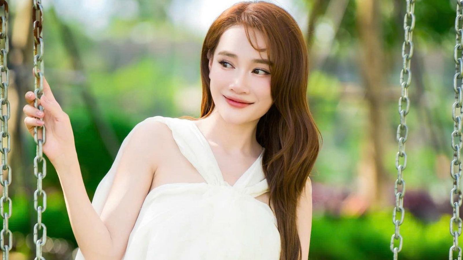 Sao Việt 7/10: Nhã Phương bế bụng bầu làm từ thiện