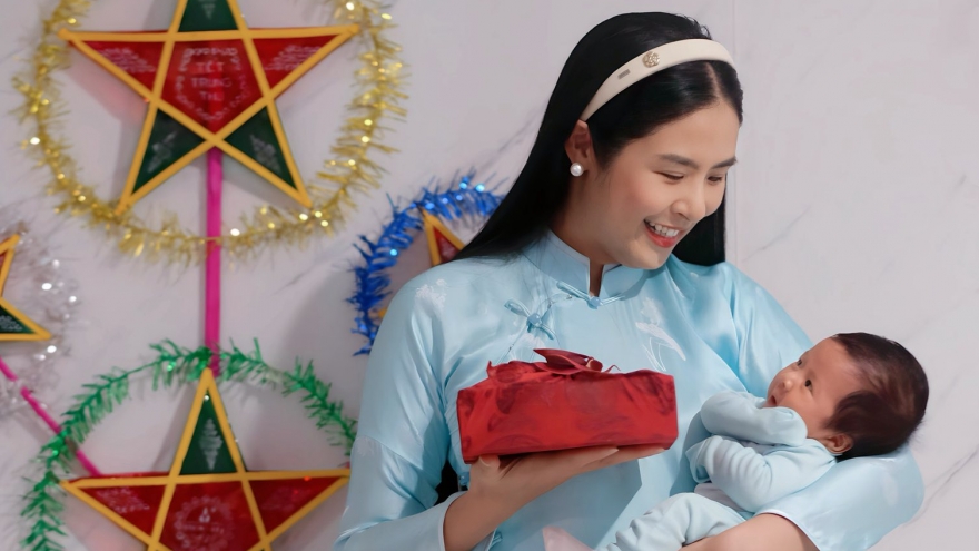 Sao Việt 8/10: Hoa hậu Ngọc Hân khoe con trai hơn 1 tháng tuổi