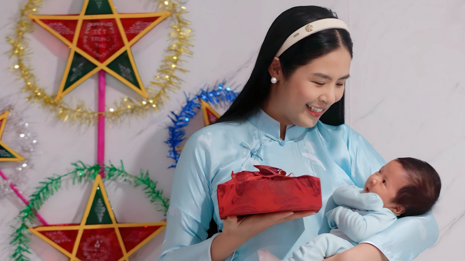 Sao Việt 8/10: Hoa hậu Ngọc Hân khoe con trai hơn 1 tháng tuổi
