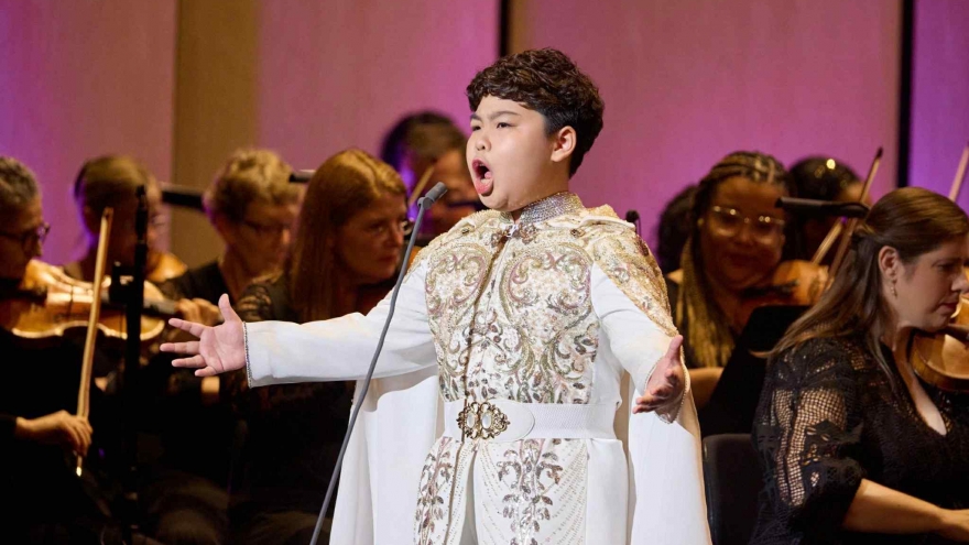 Ca sĩ Opera “nhí” Dương Đức Hải hát với dàn nhạc giao hưởng Mỹ