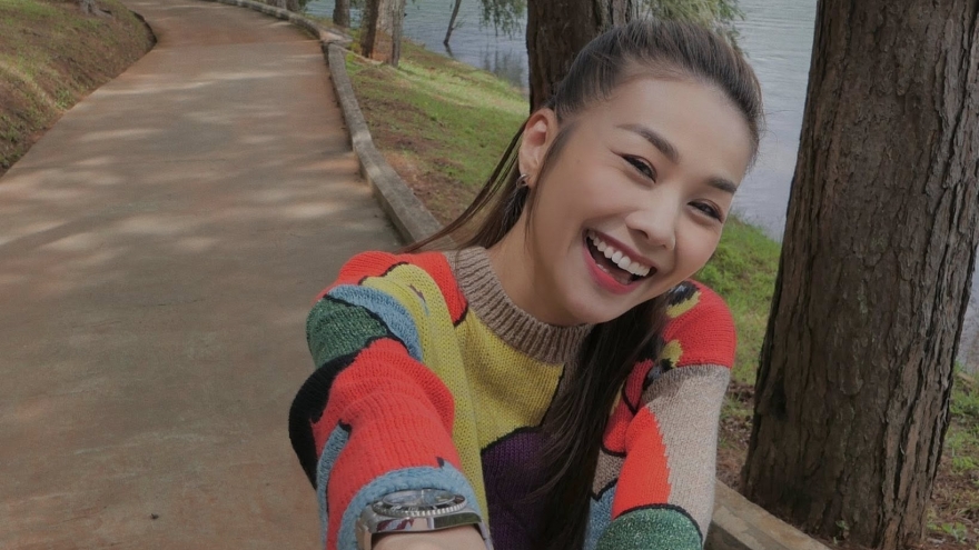 Sao Việt 23/10: Thanh Hằng kỷ niệm 2 năm cưới với ông xã nhạc trưởng