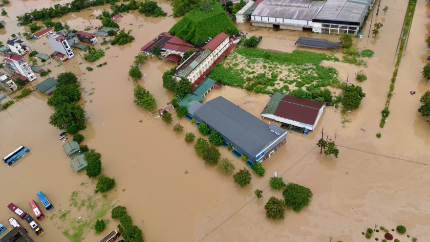 Xót xa hình ảnh nhà dân ở phường Hà Giang 1 chìm trong biển nước