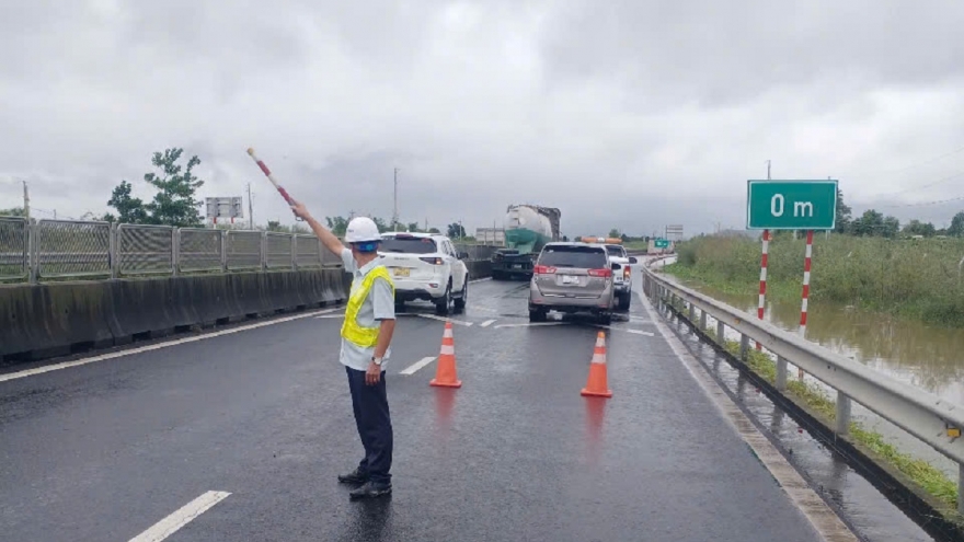 Mưa lớn kéo dài, nhiều vị trí trên tuyến cao tốc Vĩnh Hảo-Phan Thiết ngập nước