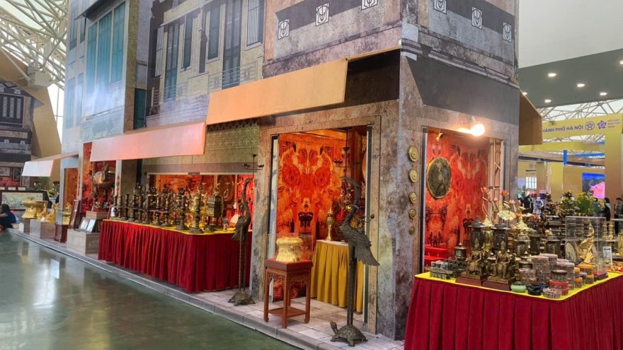 Thủ công mỹ nghệ thu hút người xem tại Hội chợ Mùa Thu 2025