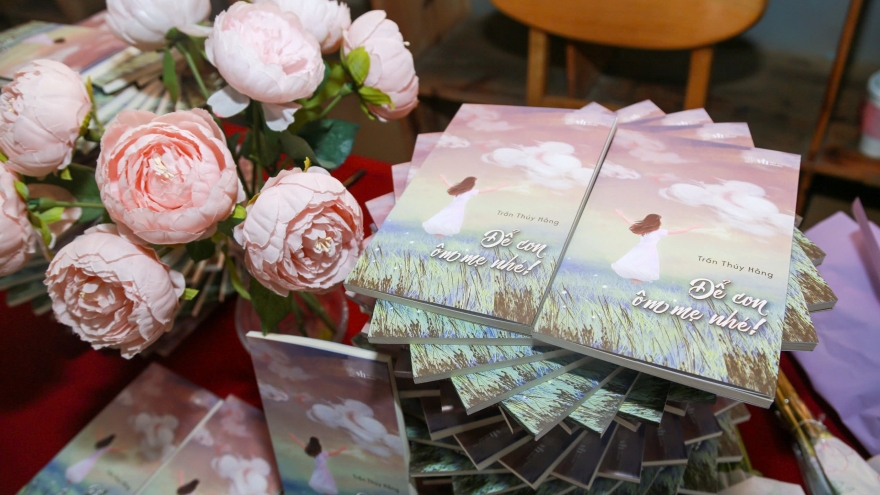 “Để con ôm mẹ nhé!” – Cuốn sách khiến những người con muốn ôm mẹ thật chặt