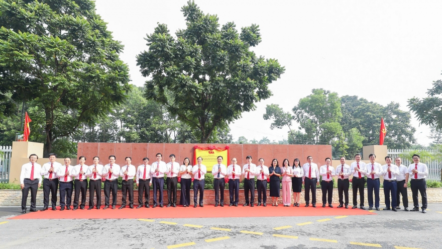 Đảng ủy Agribank gắn biển công trình chào mừng Đại hội đại biểu Đảng bộ Chính phủ