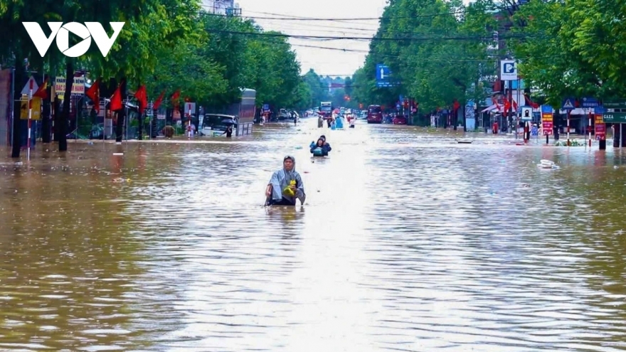 Floodwaters rise rapidly, threatening communities in Northern Vietnam