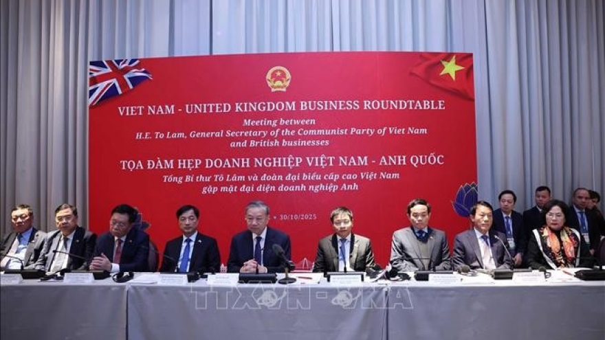 Party General Secretary calls on UK firms to expand business, investment in VN