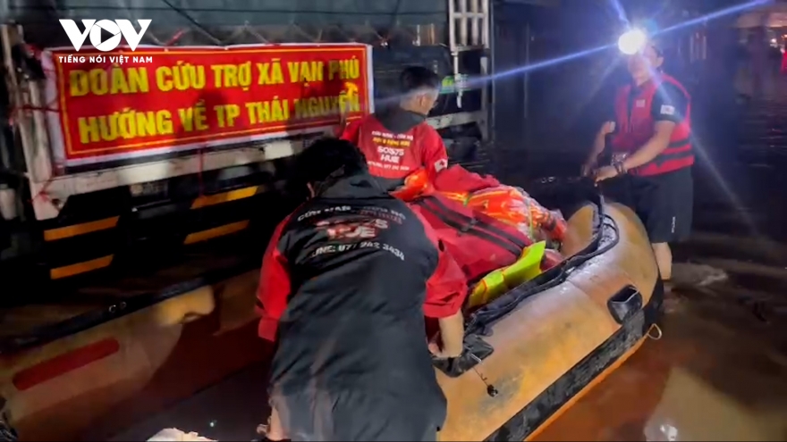 Trắng đêm cứu hộ người dân Thái Nguyên mắc kẹt trong lũ lịch sử