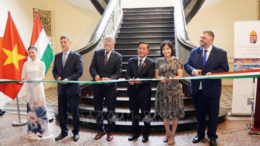 Hungarian NA leader inaugurates photo exhibition on early-20th-century HCM City