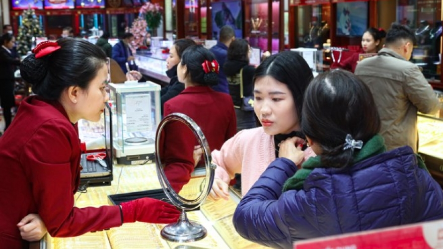 Vietnam gold prices reach new peak following global uptrend
