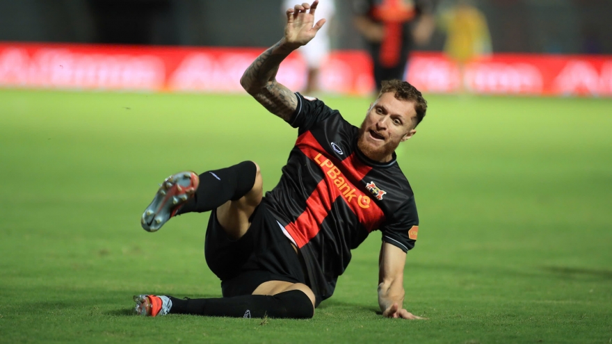 Cầu thủ sắp nhập tịch Việt Nam bị treo giò ở V-League
