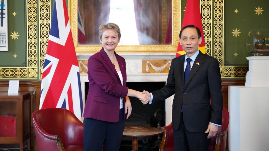 Bộ trưởng Bộ Ngoại giao Lê Hoài Trung gặp Ngoại trưởng Anh Yvette Cooper
