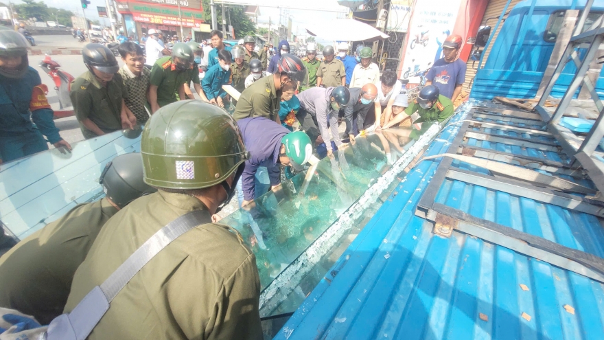 Giải cứu hai công nhân bị kính cường lực đè bất tỉnh ở Tây Ninh