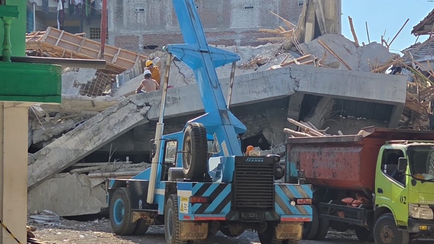 Sập trường học tại Indonesia: Hi vọng đang cạn dần với 59 học sinh mắc kẹt
