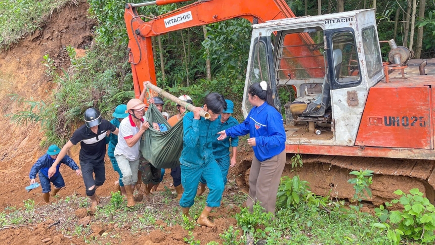 Dùng võng khiêng người bị tai biến vượt núi đi cấp cứu kịp thời ở Quảng Ngãi