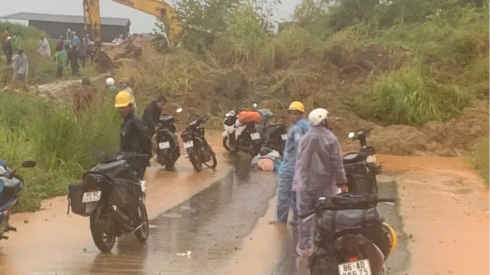 Khẩn trương khắc phục sạt lở đất đá trên đèo Đại Ninh