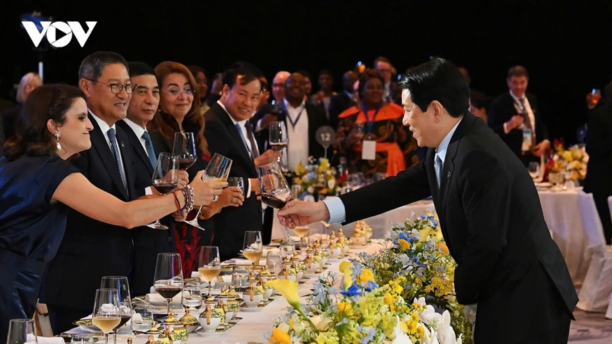 President hosts banquet for delegates to Hanoi Convention signing ceremony