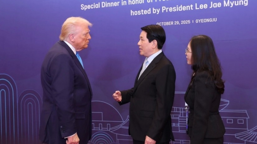 President meets US counterpart in RoK, urges swift completion of reciprocal trade deal