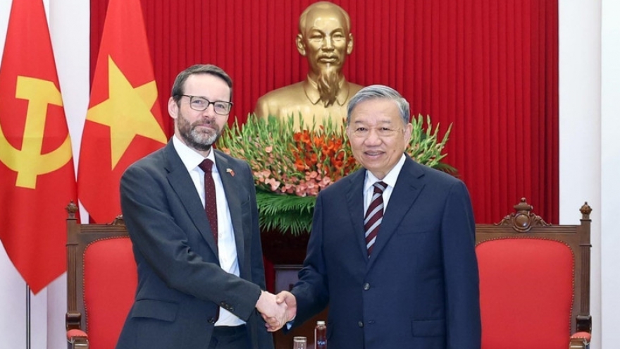 Party Chief To Lam receives British Ambassador to Vietnam