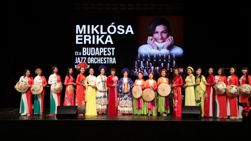 Vietnamese Ao Dai shines at international concert in Budapest